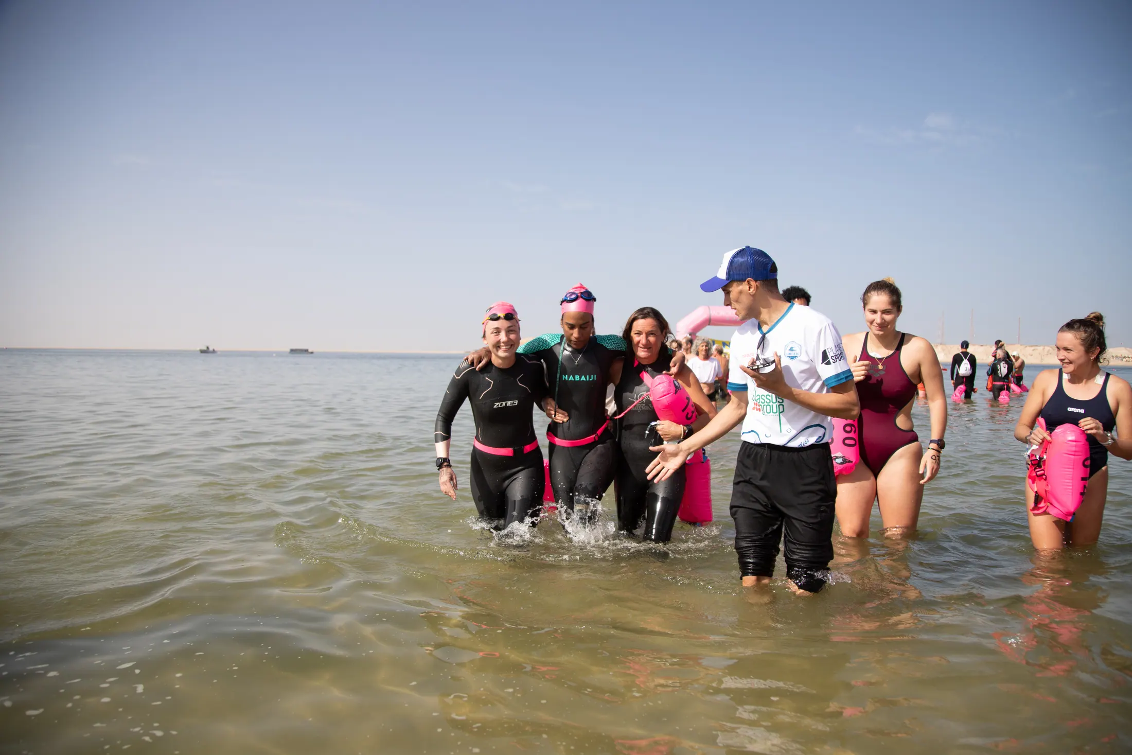 Zineb sort de l’eau avec les autres nageurs, à Dakhla.