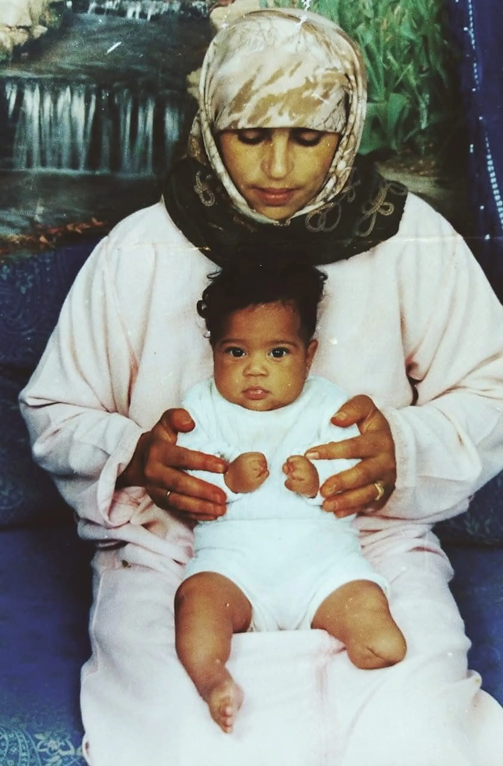 Zineb bébé, dans les bras de sa mère.