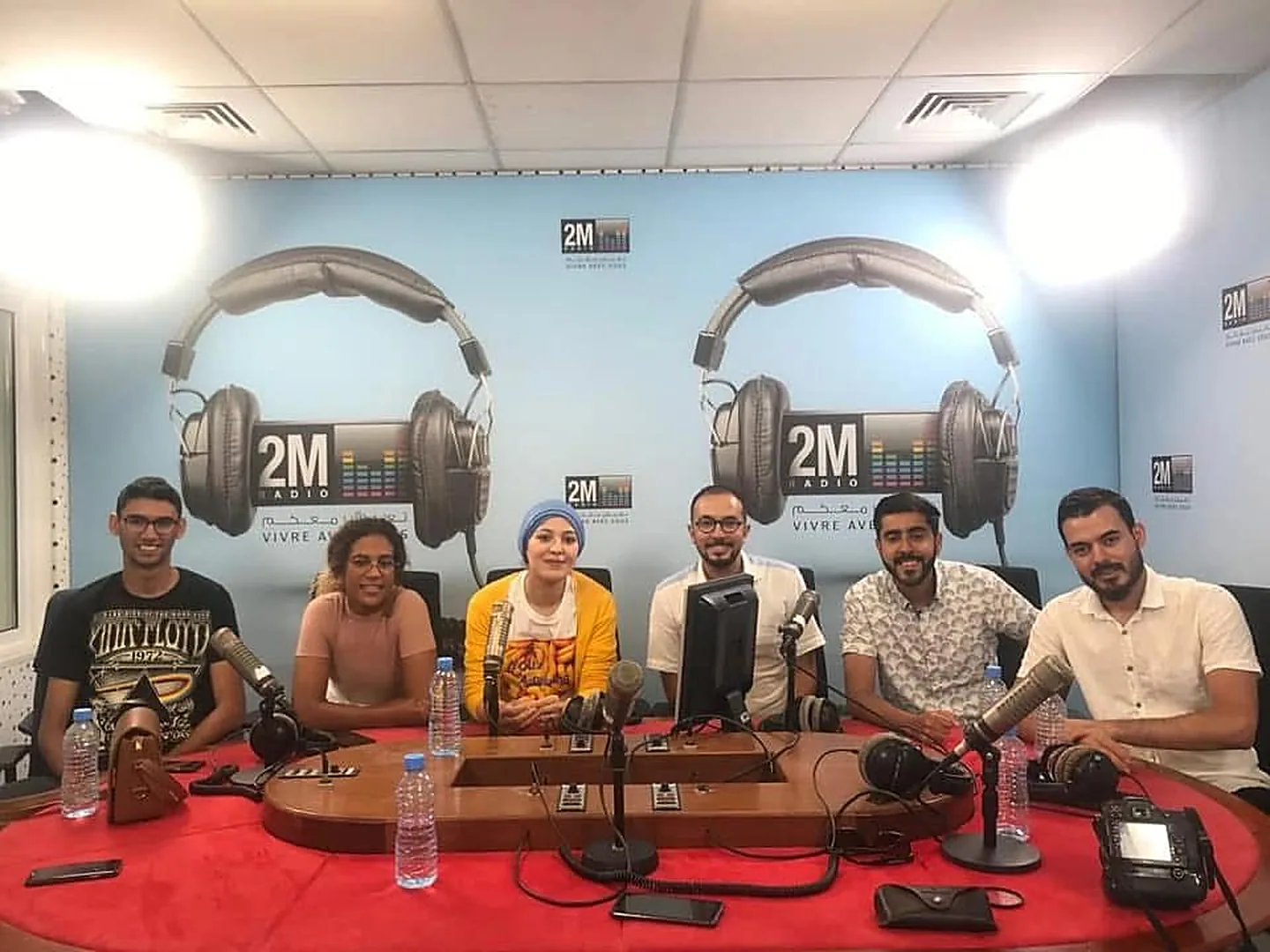 Sur le plateau de 2M Radio, avec les autres invités.