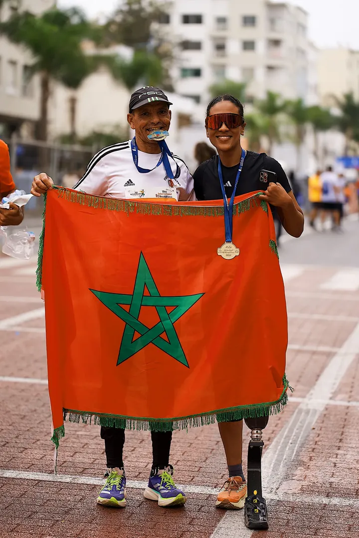 Sur le podium, drapeau et médaille.